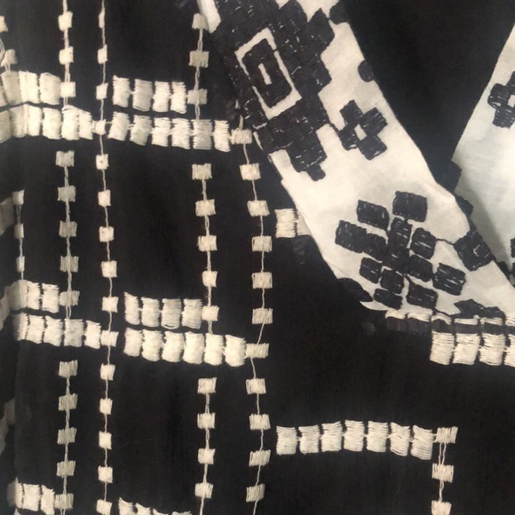Tiny by Anthropologie size M sleeveless top embroidered black and white - Picture 4 of 9